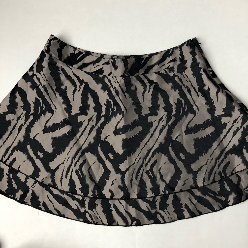 🐝 3/$20 bebe Silver Black Two Tiered Flare Skirt size XS